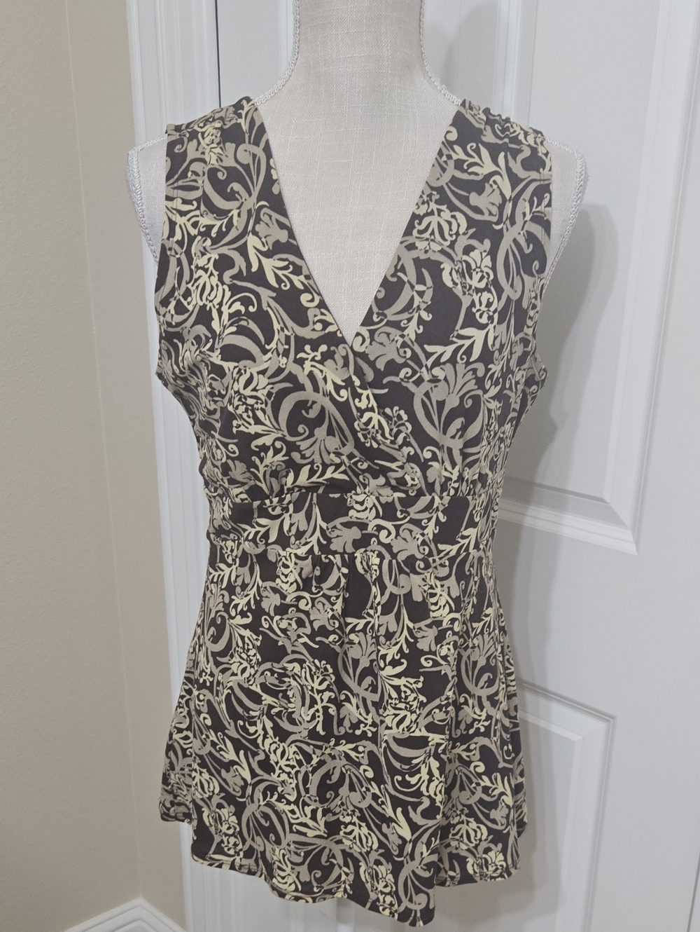 ANNA Sleeveless V-Neck Floral Vine Dress in Brown/Beige SZ M In Great Condition